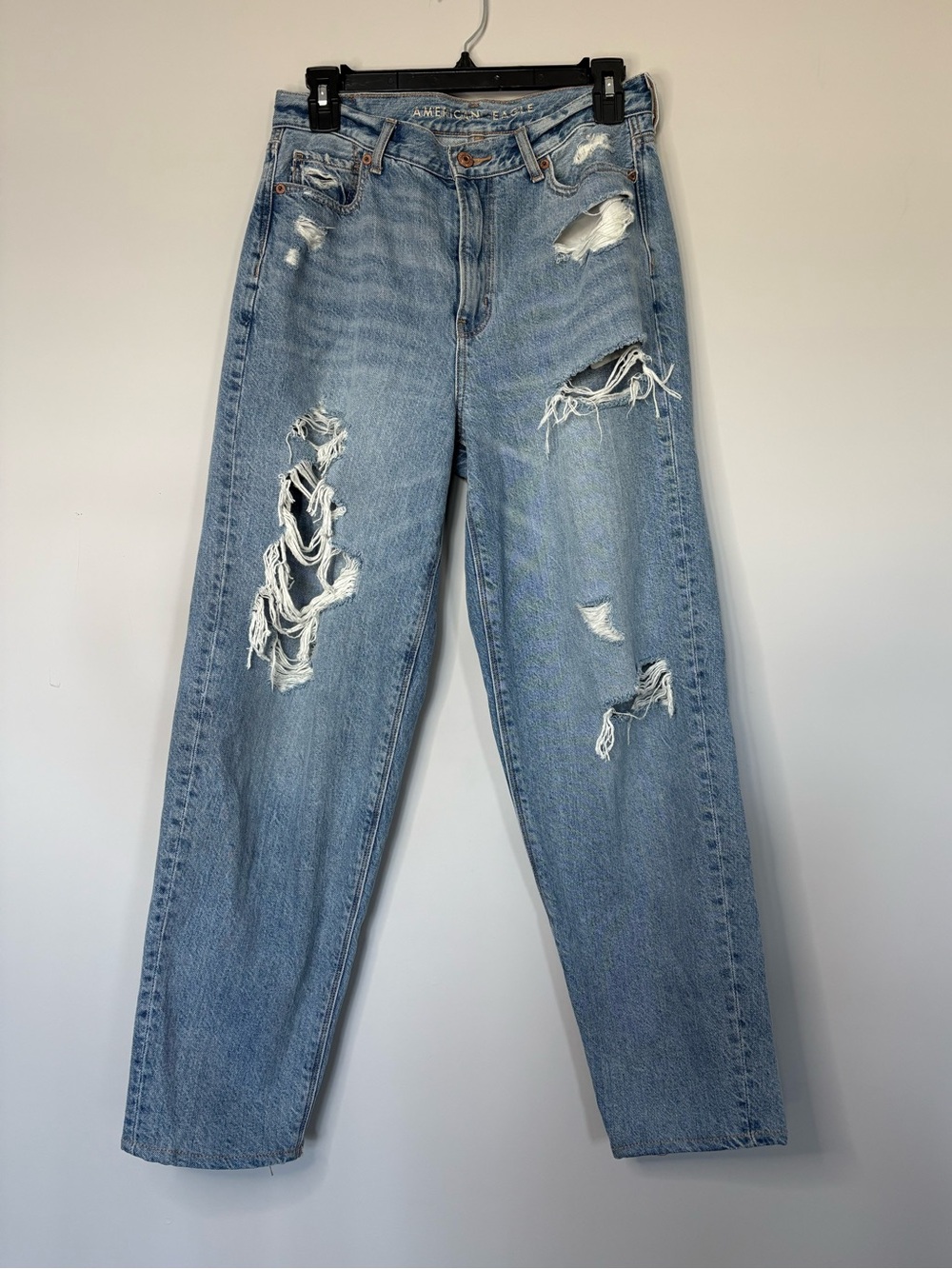 American Eagle Women’s Light Wash Ripped Jeans Size 4 High Waisted Denim